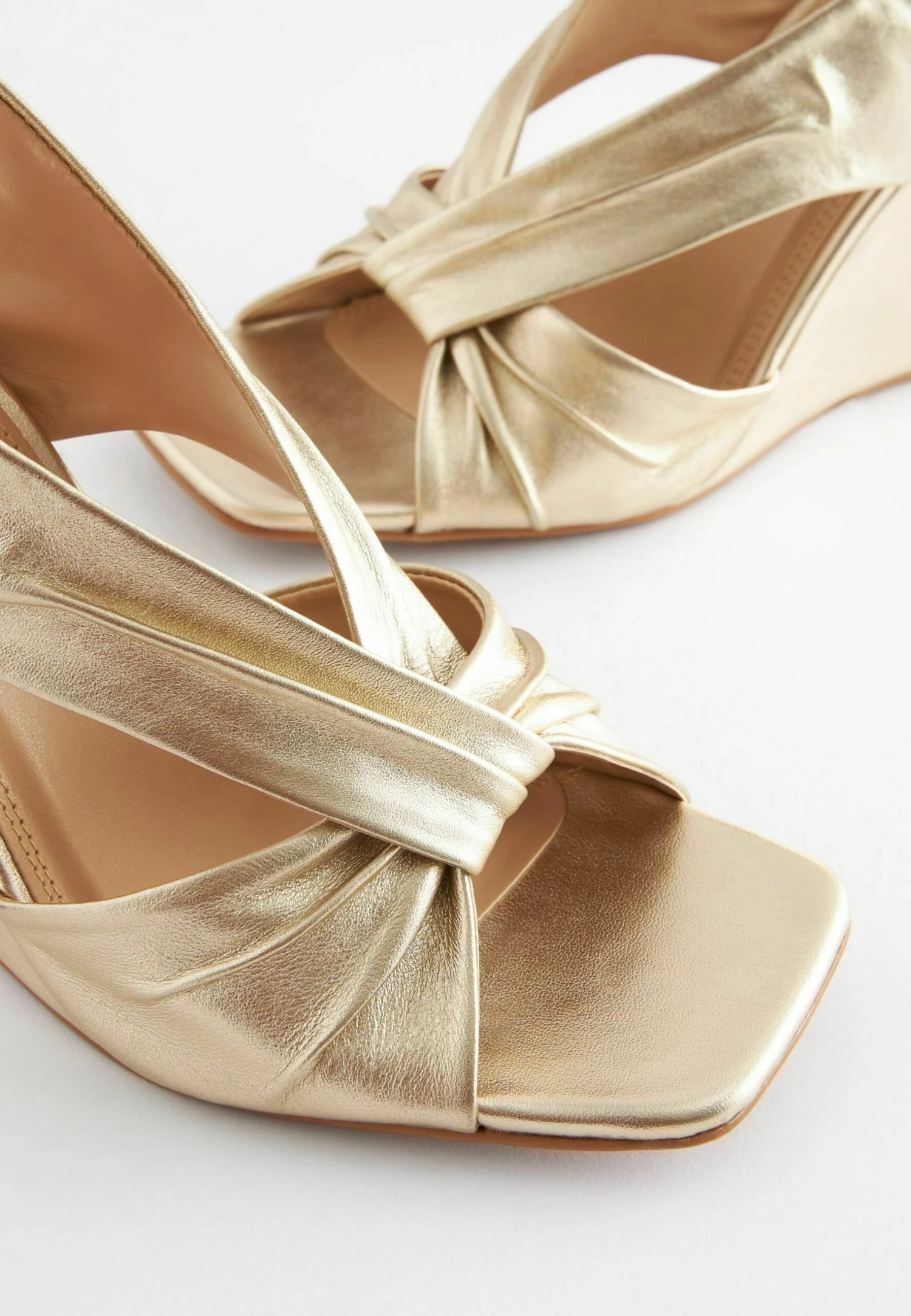 Next Signature Knot Standard - Sandalen Met Sleehak - Gold 6 Next Signature Knot Standard - Sandalen Met Sleehak - Gold - Afbeelding 4