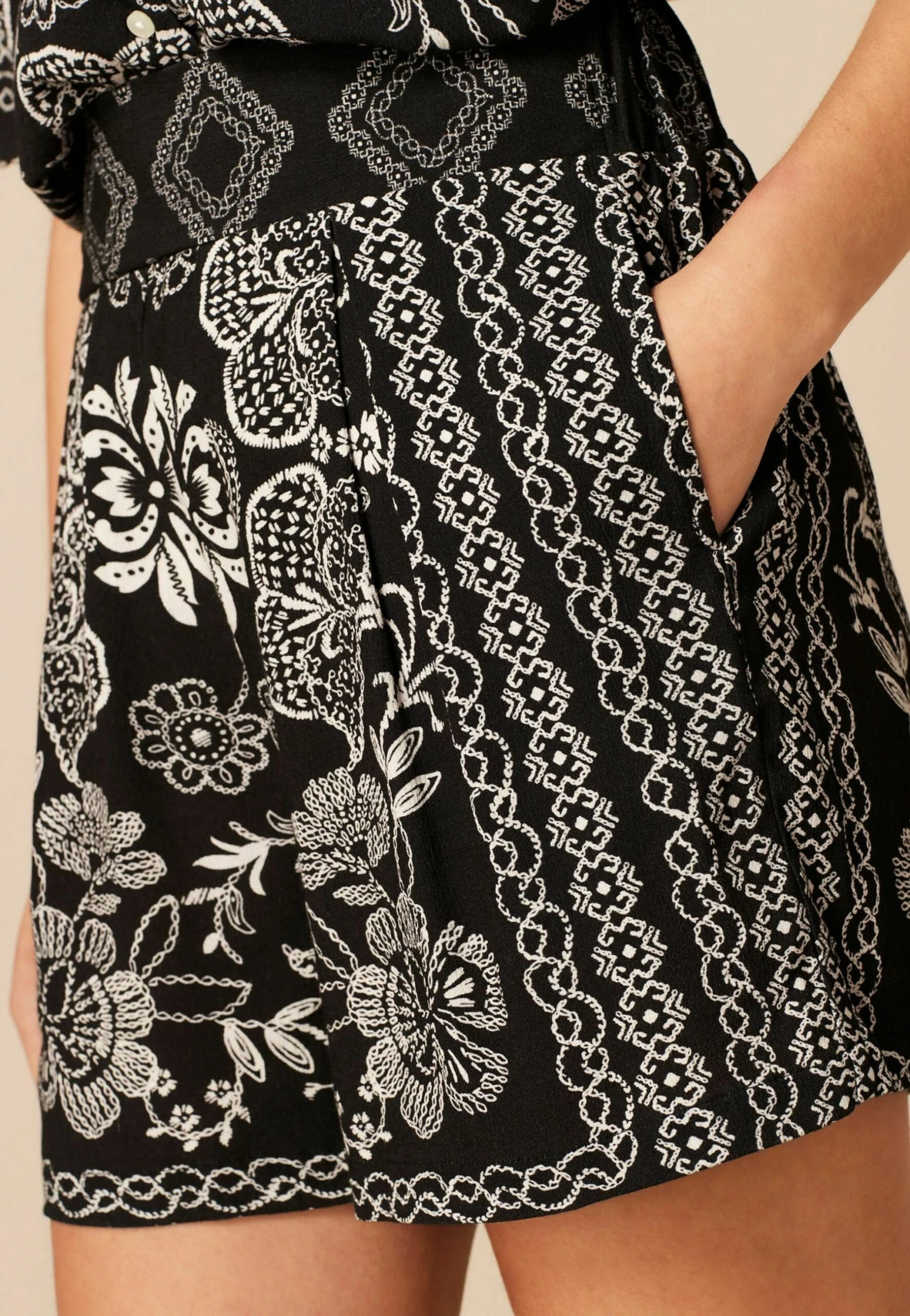 Next High Waisted Standard - Shorts - Black White Large Floral 6 Next High Waisted Standard - Shorts - Black White Large Floral - Afbeelding 4