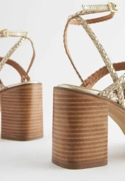 Next Signature Plait Strap Block Heel Standard - Sandalen Met Hoge Hak - Gold -Next 2c367a0b9e154bf199f2161ad1aab406
