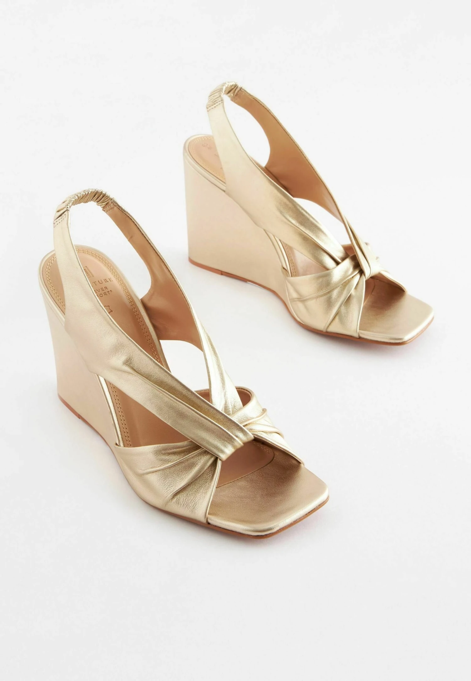 Next Signature Knot Standard - Sandalen Met Sleehak - Gold 4 Next Signature Knot Standard - Sandalen Met Sleehak - Gold - Afbeelding 2