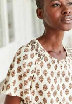 Next Smocked Short Sleeves Round Neck Petite - T-Shirt Print - Ecru Cream Print -Next 5d90b85e3e7d4206b7892ecec4ebaeed