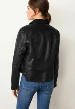 Next -Next 9745142dcb65437e93fae1f89406c990