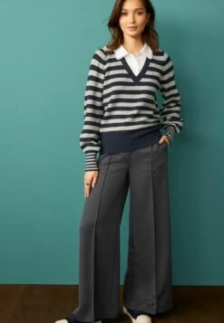 Next Gem Button Collar Layer V Neck Standard - Trui - Navy Blue Grey Stripe -Next b719a4c79db9445b84e6dd2edc362eb1