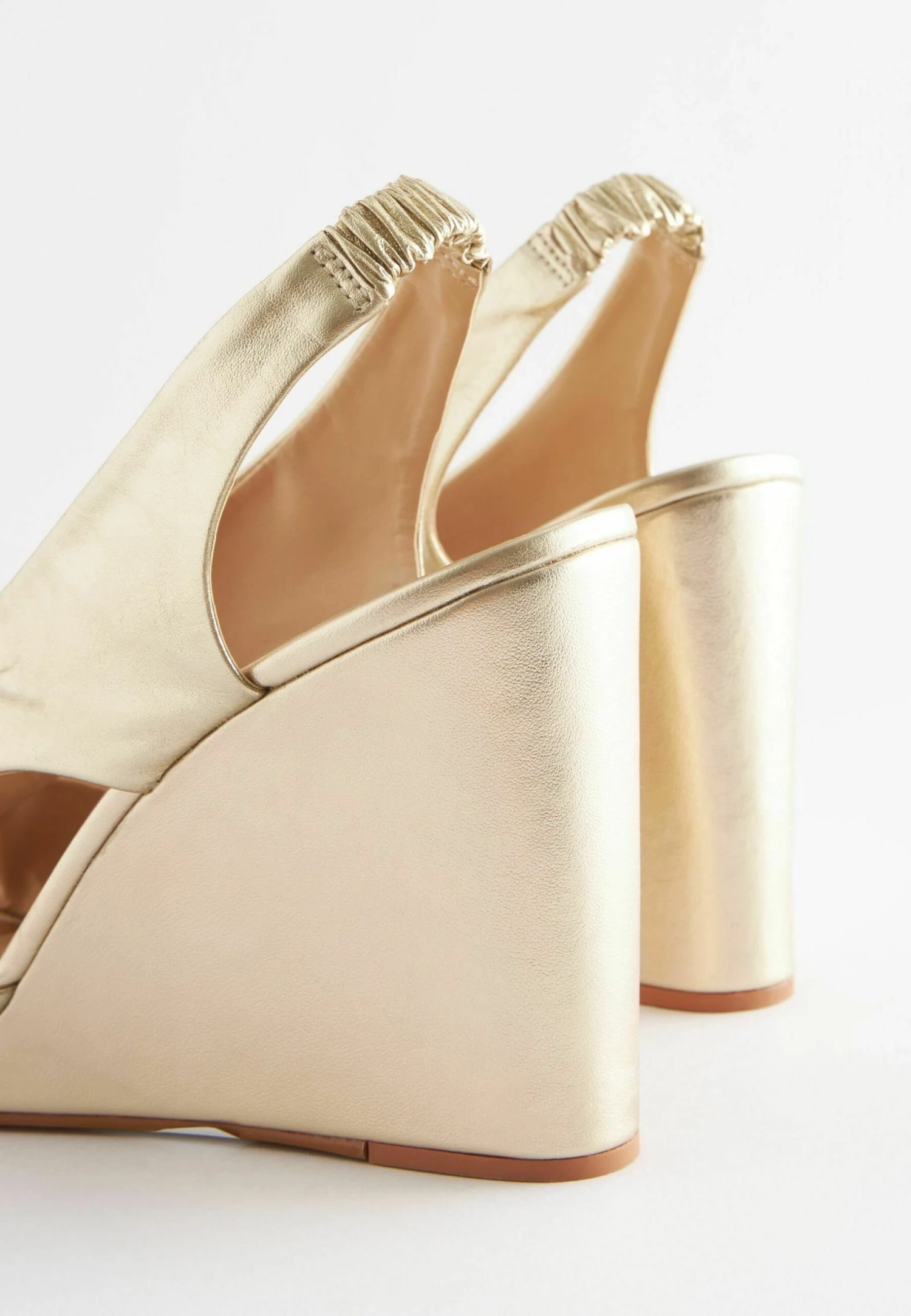 Next Signature Knot Standard - Sandalen Met Sleehak - Gold 5 Next Signature Knot Standard - Sandalen Met Sleehak - Gold - Afbeelding 3