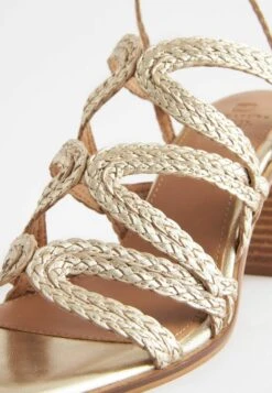 Next Signature Plait Strap Block Heel Standard - Sandalen Met Hoge Hak - Gold -Next e7fc55beea984a4ba4593882a7109c55
